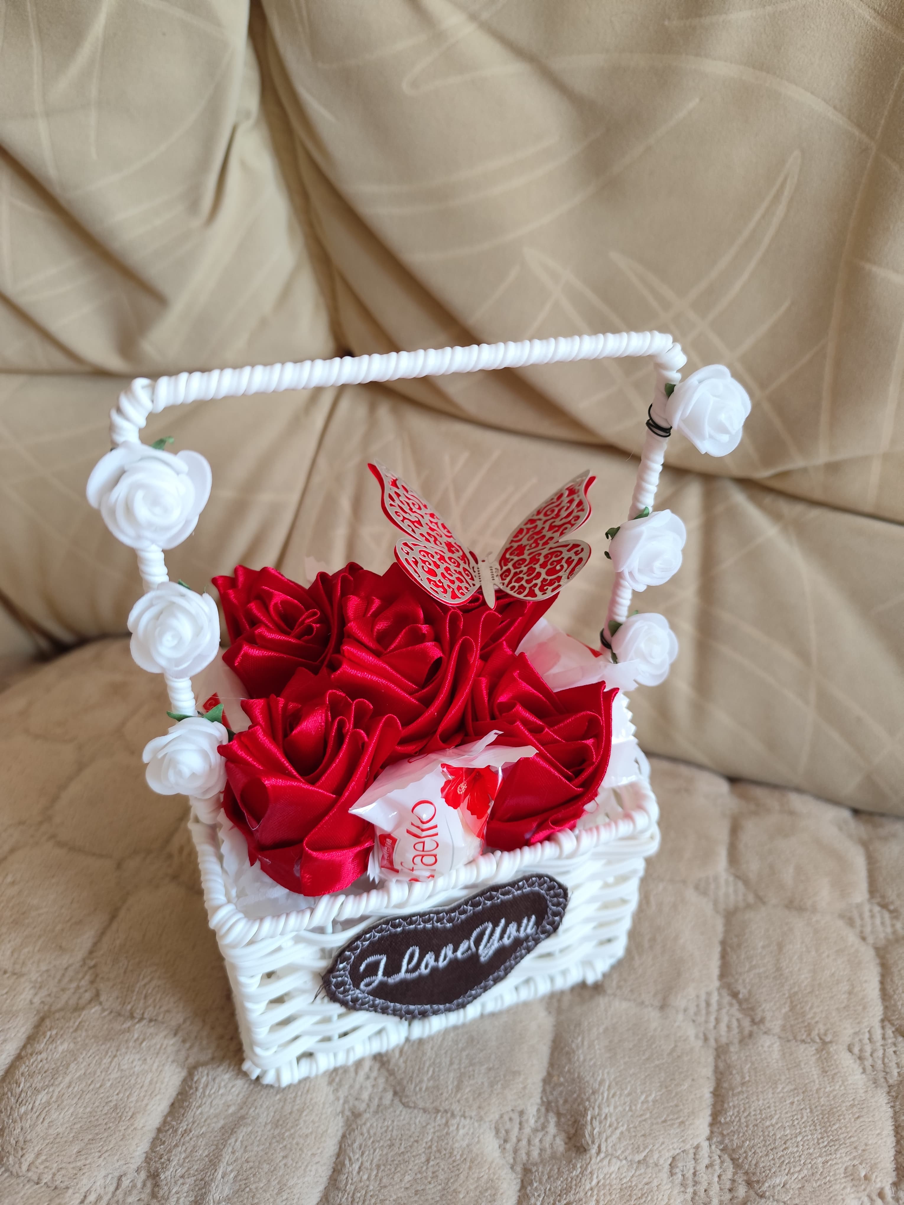 Crvene ruže u korpici – poklon za nju