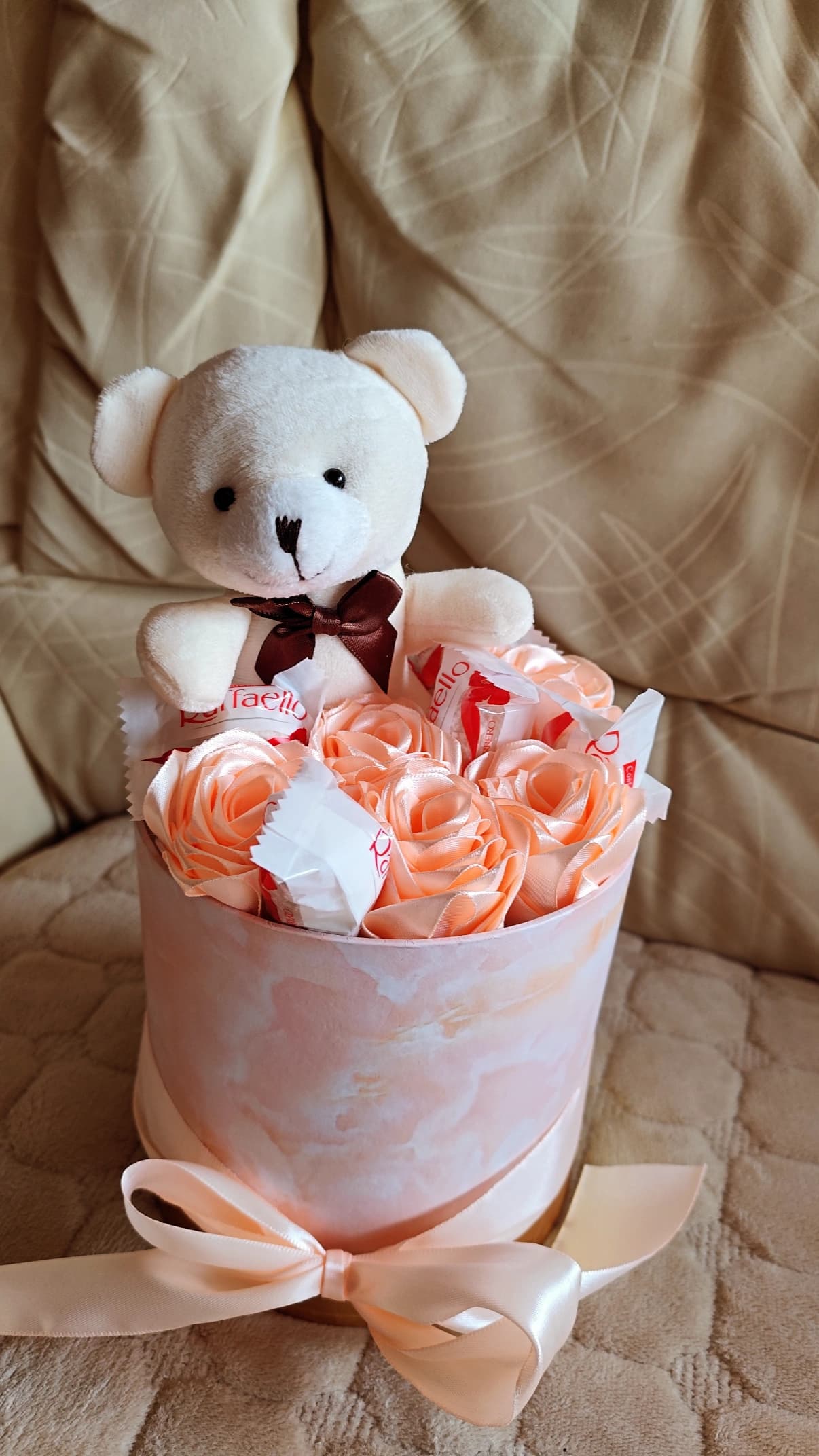 Meda sa breskvasto roze ružama i Raffaellom – poklon za nju