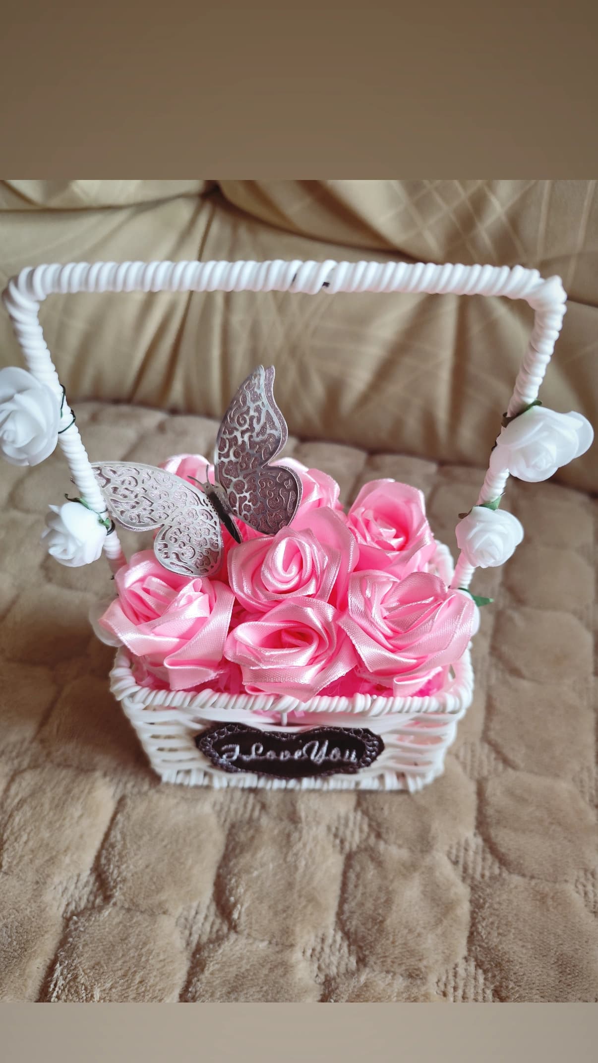 Roze ruže u korpici – poklon za nju