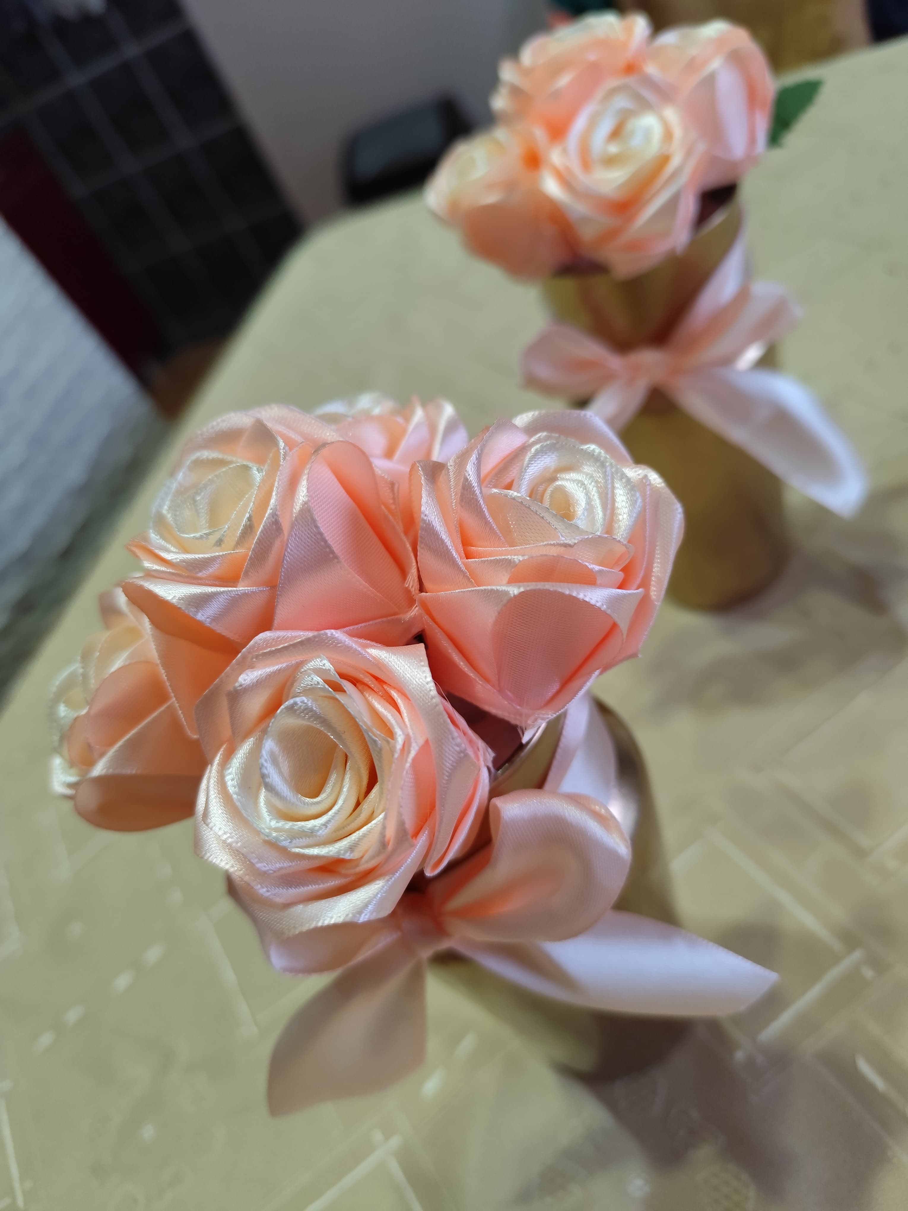 Ruže u staklenoj vazi – poklon za nju