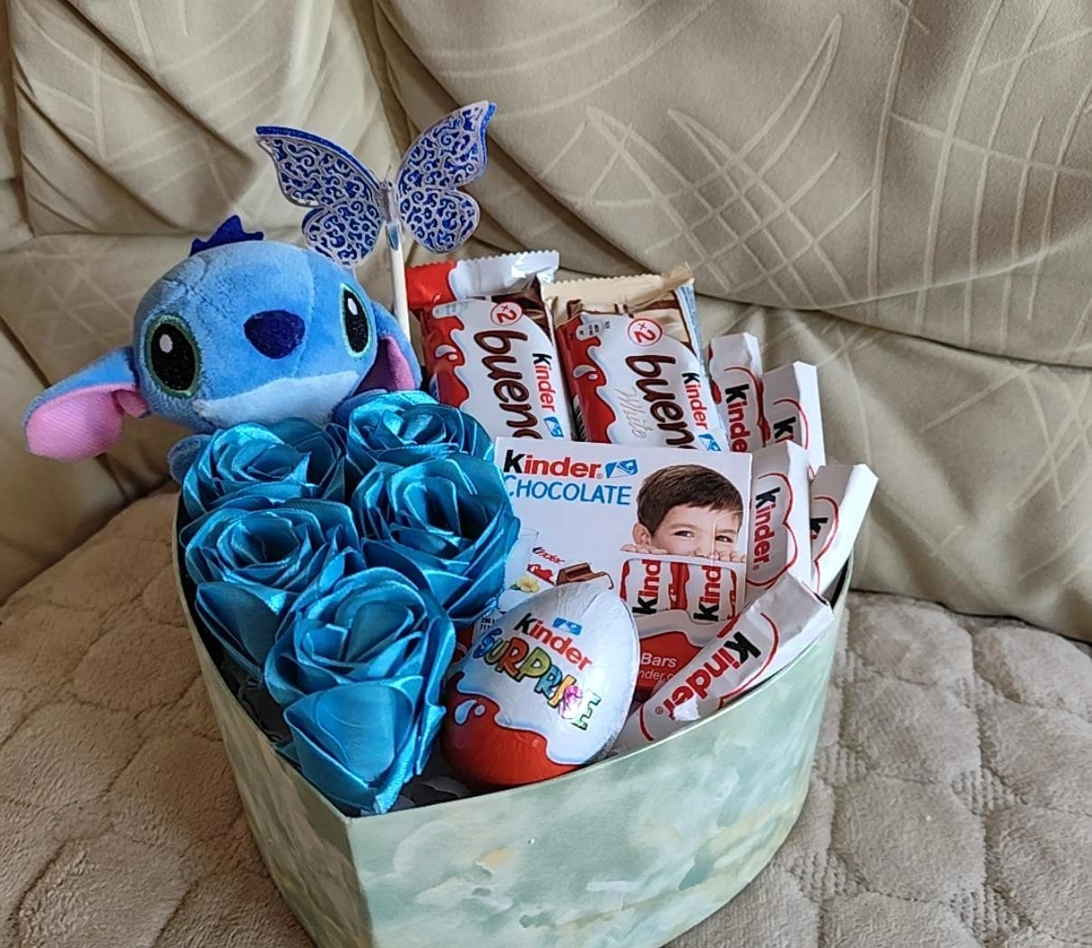 Stitch sa plavim ružama i čokoladicama – poklon za nju